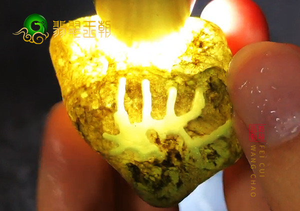 皮壳表现:莫西沙场口原石黄翡料皮壳打灯通透有胶感表现