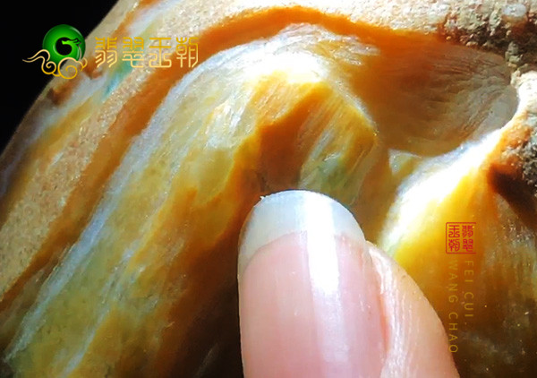 翡翠原石鉴赏:大马砍场口黄翡色料皮壳打灯有种有色表现
