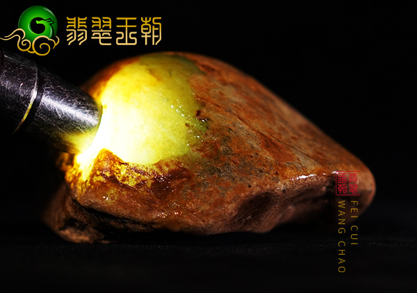 皮壳表现:缅甸大马砍场口黄翡种水料皮壳打灯有满肉表现