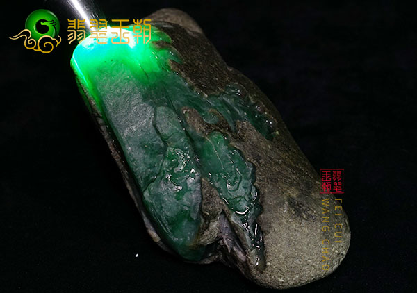 原石皮壳表现:缅甸木那场口墨翠原石料皮壳脱砂乌黑发亮起油表现