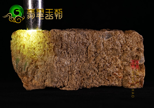 原石皮壳表现:缅甸木那场口翡翠原石种水料老皮壳打灯全通透表现