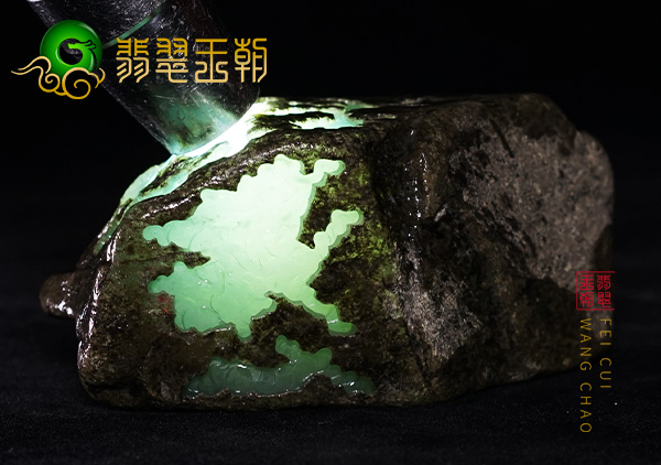 原石皮壳表现:缅甸莫西沙口翡翠原石种水料皮壳打灯全身通透表现