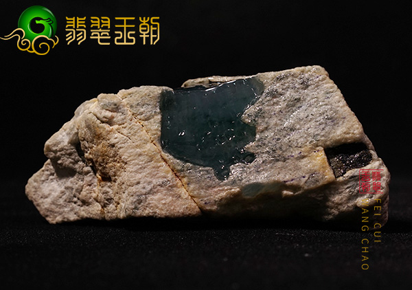 原石皮壳表现:缅甸后江场口翡翠原石皮壳紧致有油性色带环绕表现