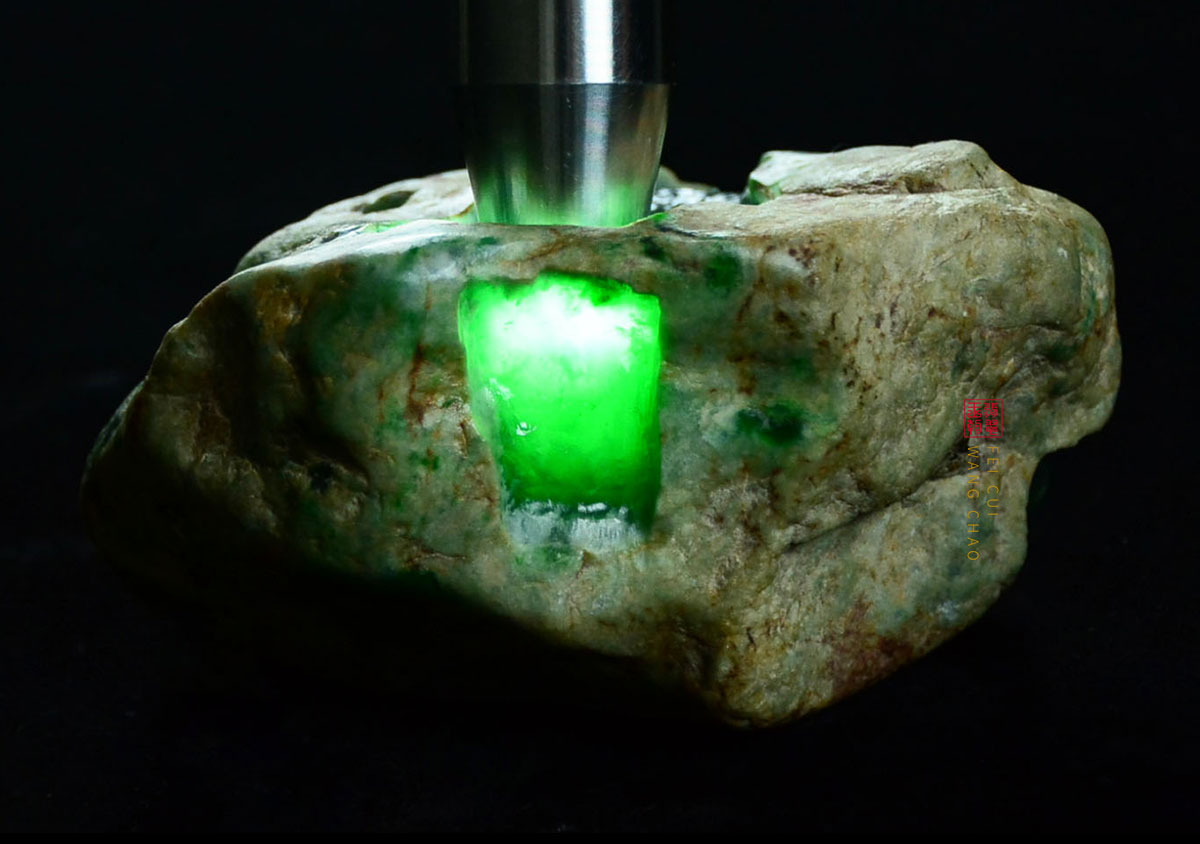 原石皮壳表现:缅甸后江场口色料打灯通透有种有色起胶
