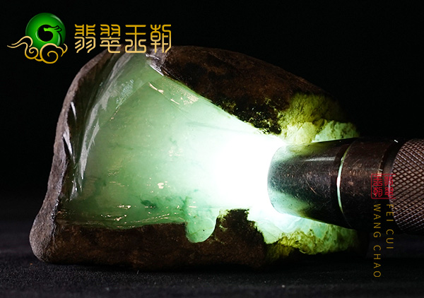 原石皮壳表现:缅甸木那场口翡翠原石色料包浆皮打灯色浓有色花
